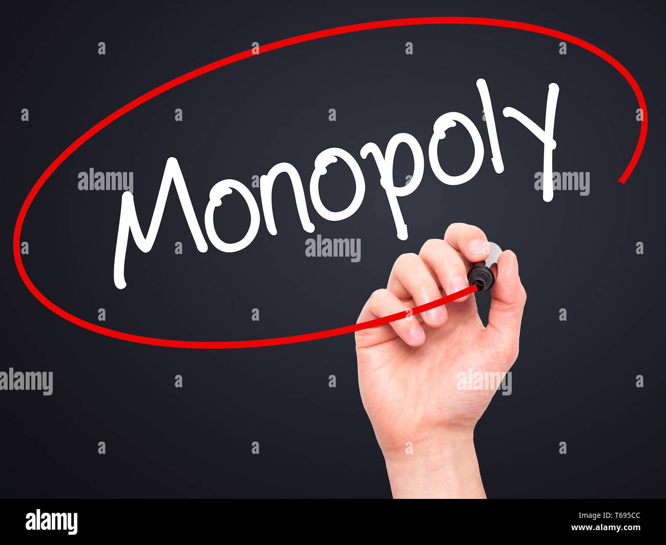 Man mano il monopolio di scrittura con pennarello nero su schermo visivo. Foto Stock