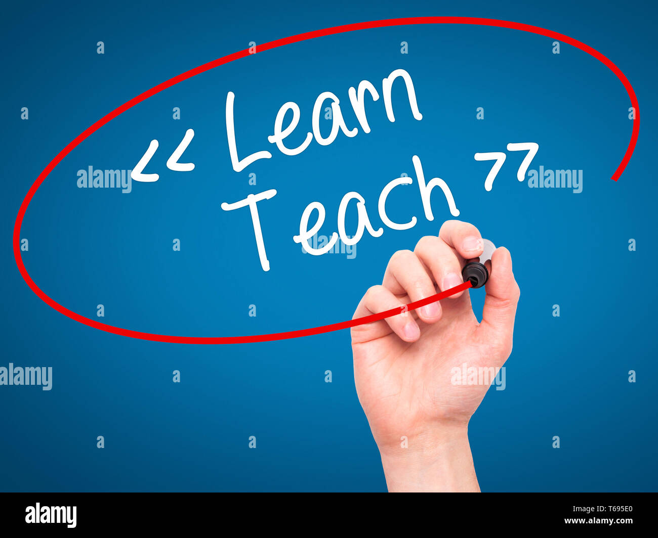 Man mano che scrive informazioni - Insegnare con pennarello nero su schermo visivo. Foto Stock