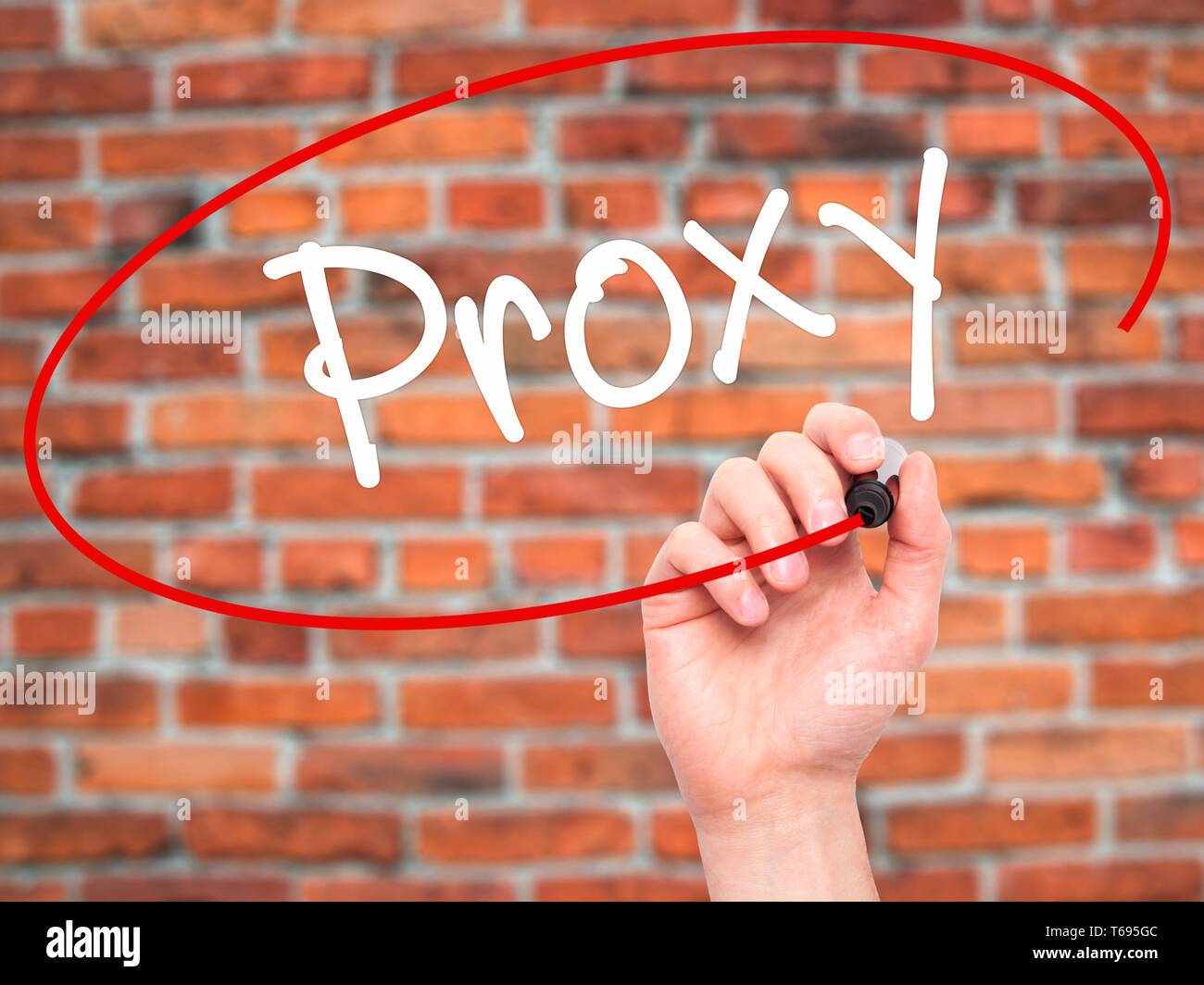 Man mano il proxy di scrittura con pennarello nero su schermo visivo. Foto Stock