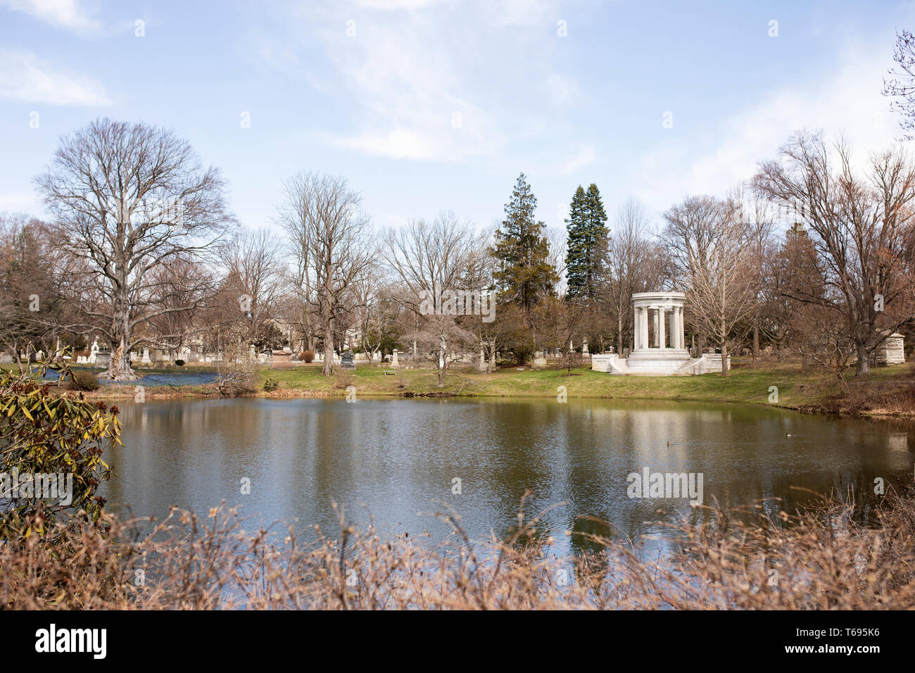 Guardando attraverso il Lago Halcyon verso il Monumento Mary Baker Eddy in una giornata primaverile nel Cimitero di Mount Auburn a Cambridge, Massachusetts, Stati Uniti. Foto Stock