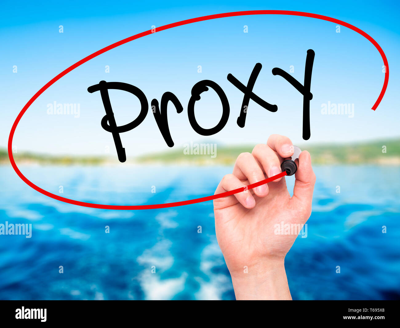 Man mano il proxy di scrittura con pennarello nero su schermo visivo. Foto Stock