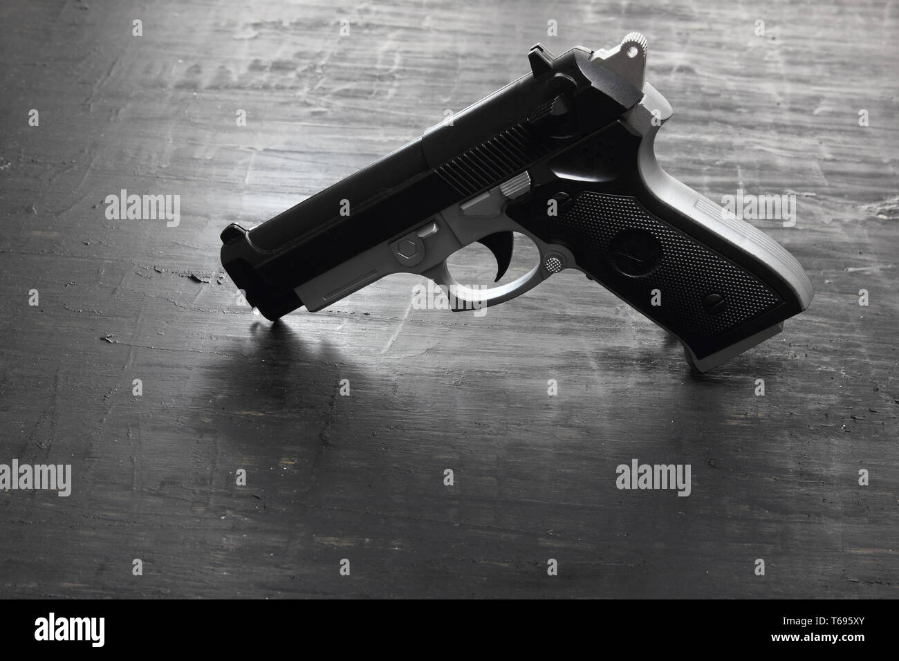 Pistola giocattolo nero su sfondo di legno Foto Stock