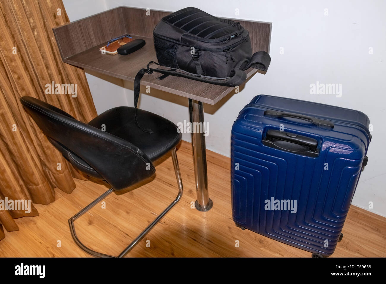 Tabella sedia con borsa per il trasporto e la valigia all'interno della camera, i concetti di viaggio Foto Stock