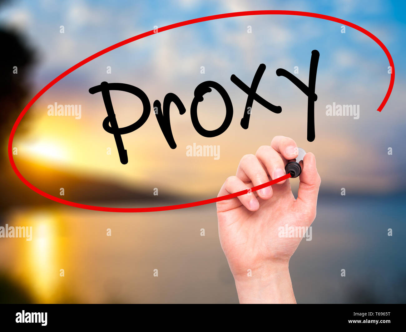 Man mano il proxy di scrittura con pennarello nero su schermo visivo. Foto Stock