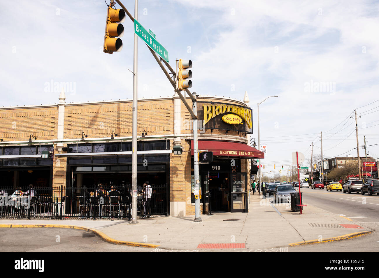 Brothers Bar and Grill all'angolo tra Guilford Avenue e Broad Ripple Avenue a Indianapolis, Indiana, Stati Uniti. Foto Stock