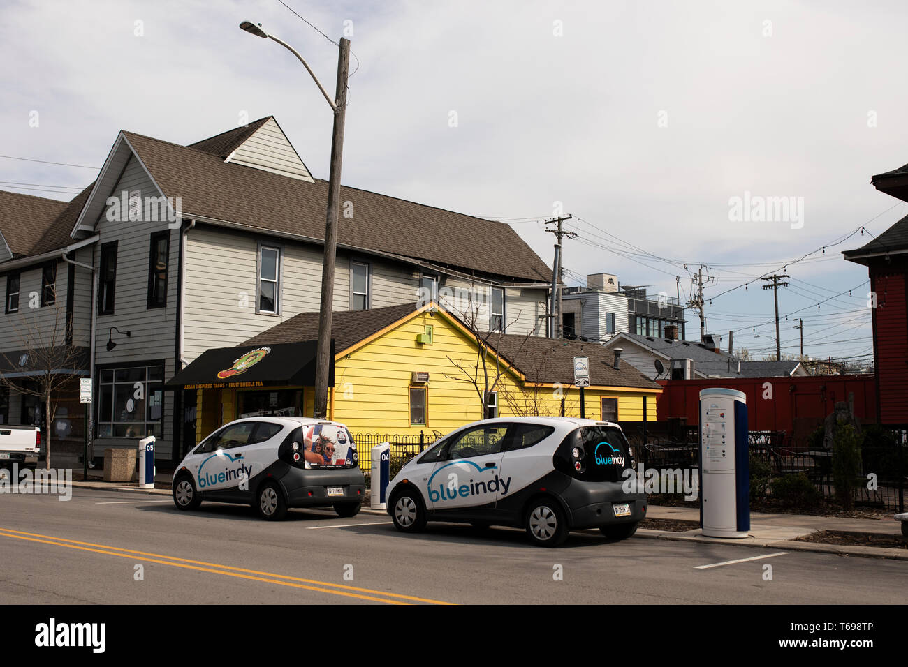 Auto elettriche Blue Indy in carica presso una stazione di ricarica su Broad Ripple Avenue a Indianapolis, Indiana, Stati Uniti. Foto Stock