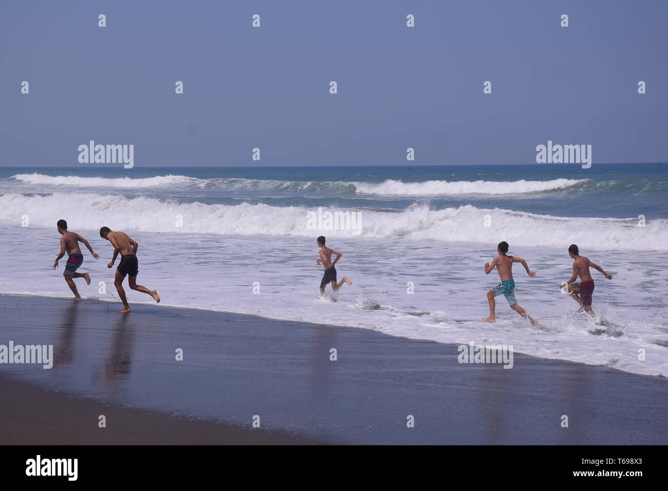 Pantai Jatimalang, giochi d'acqua sulla spiaggia è molto piacevole, e vedendo la pesca tradizionale activitiesblue Foto Stock