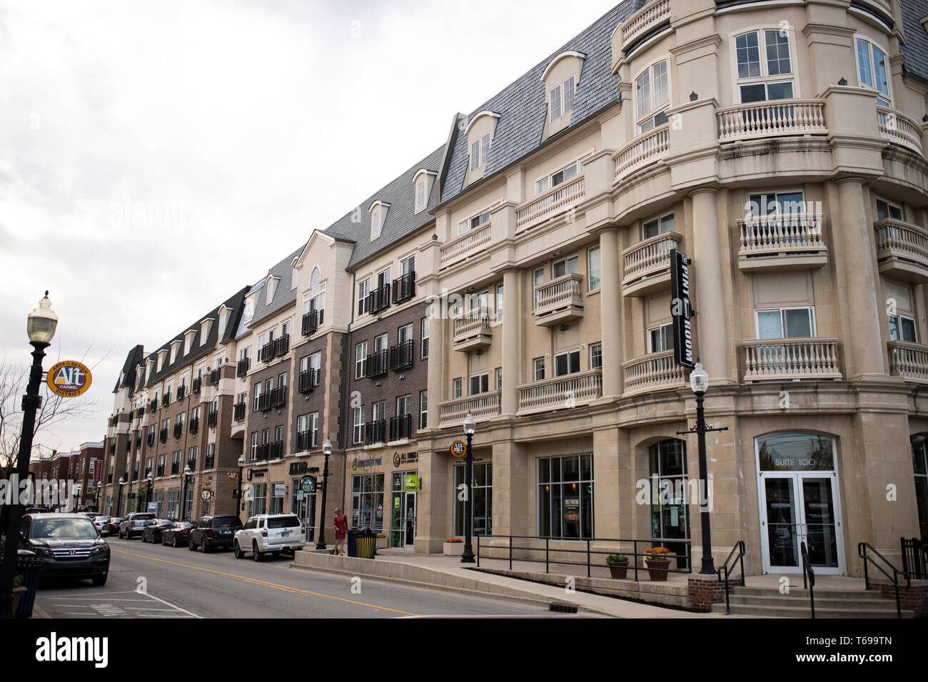 La pinta Room Bar e gli edifici su East Main Street nelle Arti e Design District del Carmelo, Indiana. Foto Stock