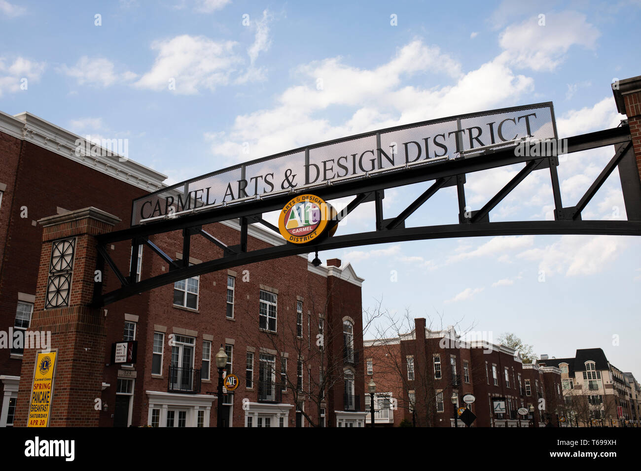 Segno su Main Street entrando nelle Arti e Design District nel Carmelo, Indiana, Stati Uniti d'America. Foto Stock