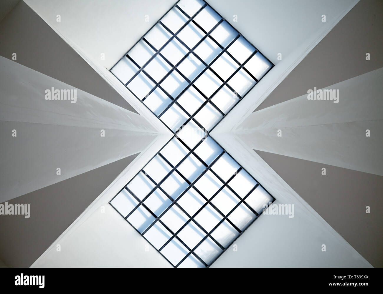 Torre, scultura, sguardo verso l'alto, il museo island Hombroich, Neuss, Renania settentrionale-Vestfalia, Germania Foto Stock