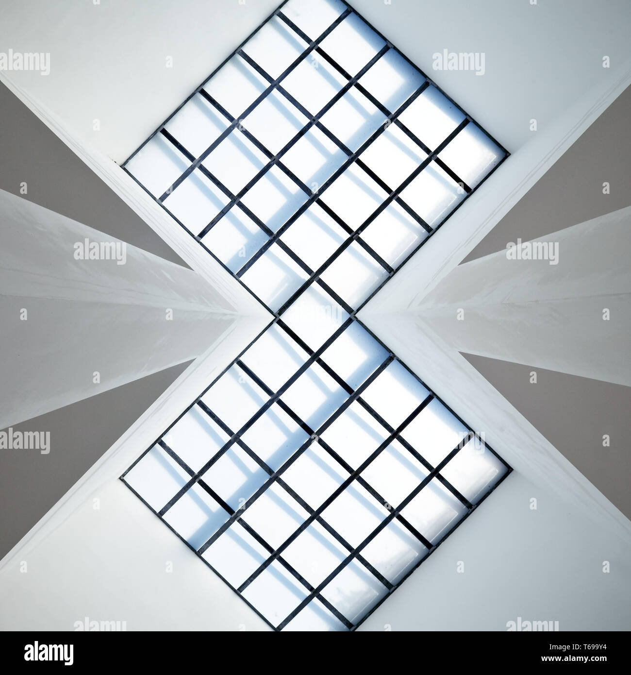 Torre, scultura, sguardo verso l'alto, il museo island Hombroich, Neuss, Renania settentrionale-Vestfalia, Germania Foto Stock