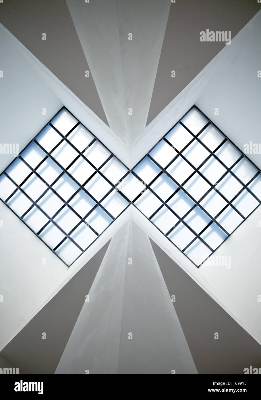 Torre, scultura, sguardo verso l'alto, il museo island Hombroich, Neuss, Renania settentrionale-Vestfalia, Germania Foto Stock