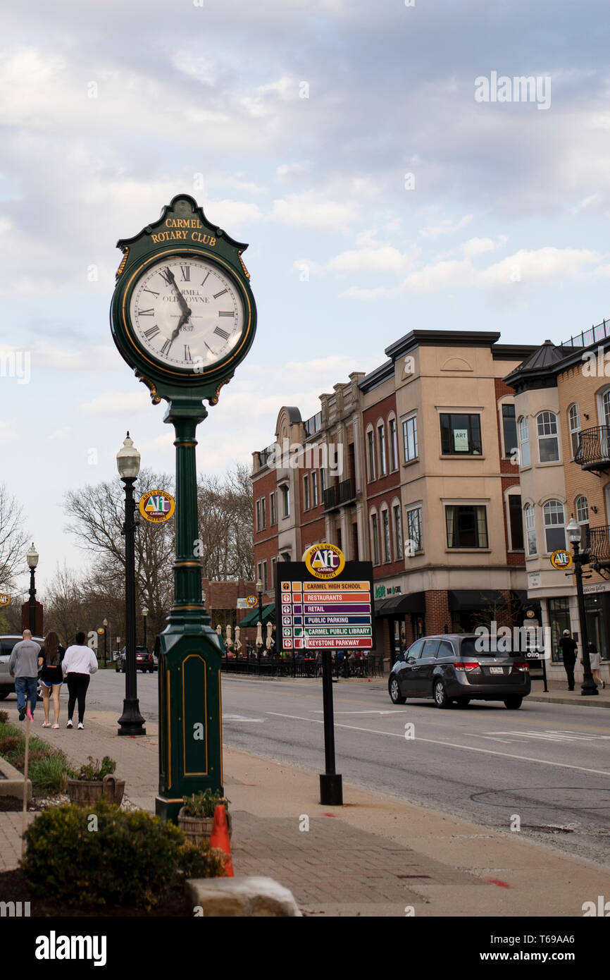 Il Rotary Club di orologio per le Arti e il Design District ad ovest sulla strada principale nel centro di Carmelo, Indiana, Stati Uniti d'America. Foto Stock