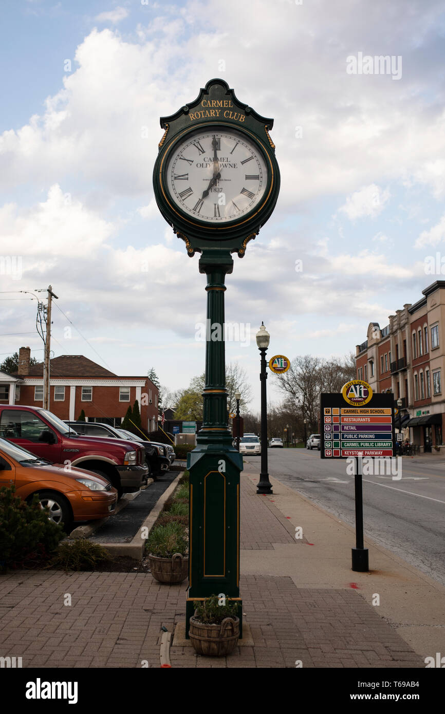 Il Rotary Club di orologio per le Arti e il Design District ad ovest sulla strada principale nel centro di Carmelo, Indiana, Stati Uniti d'America. Foto Stock