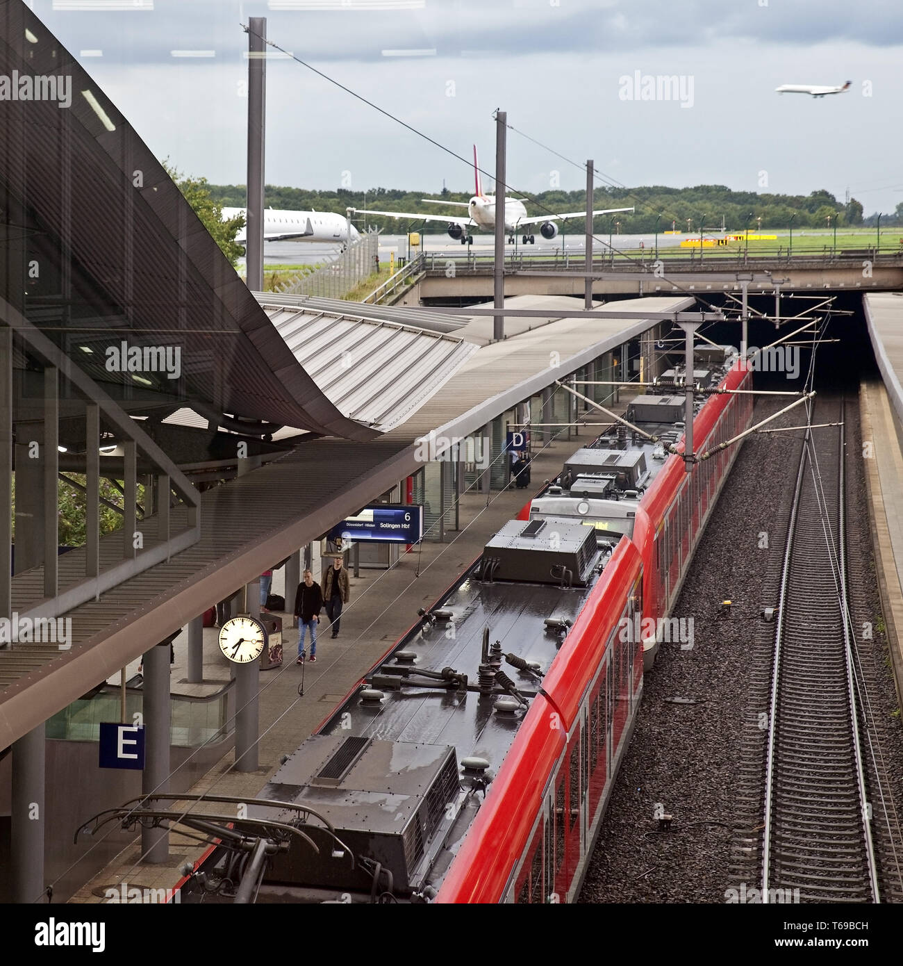 Stazione ferroviaria con l'aeroporto di Duesseldorf, Renania settentrionale-Vestfalia, Germania, Europa Foto Stock