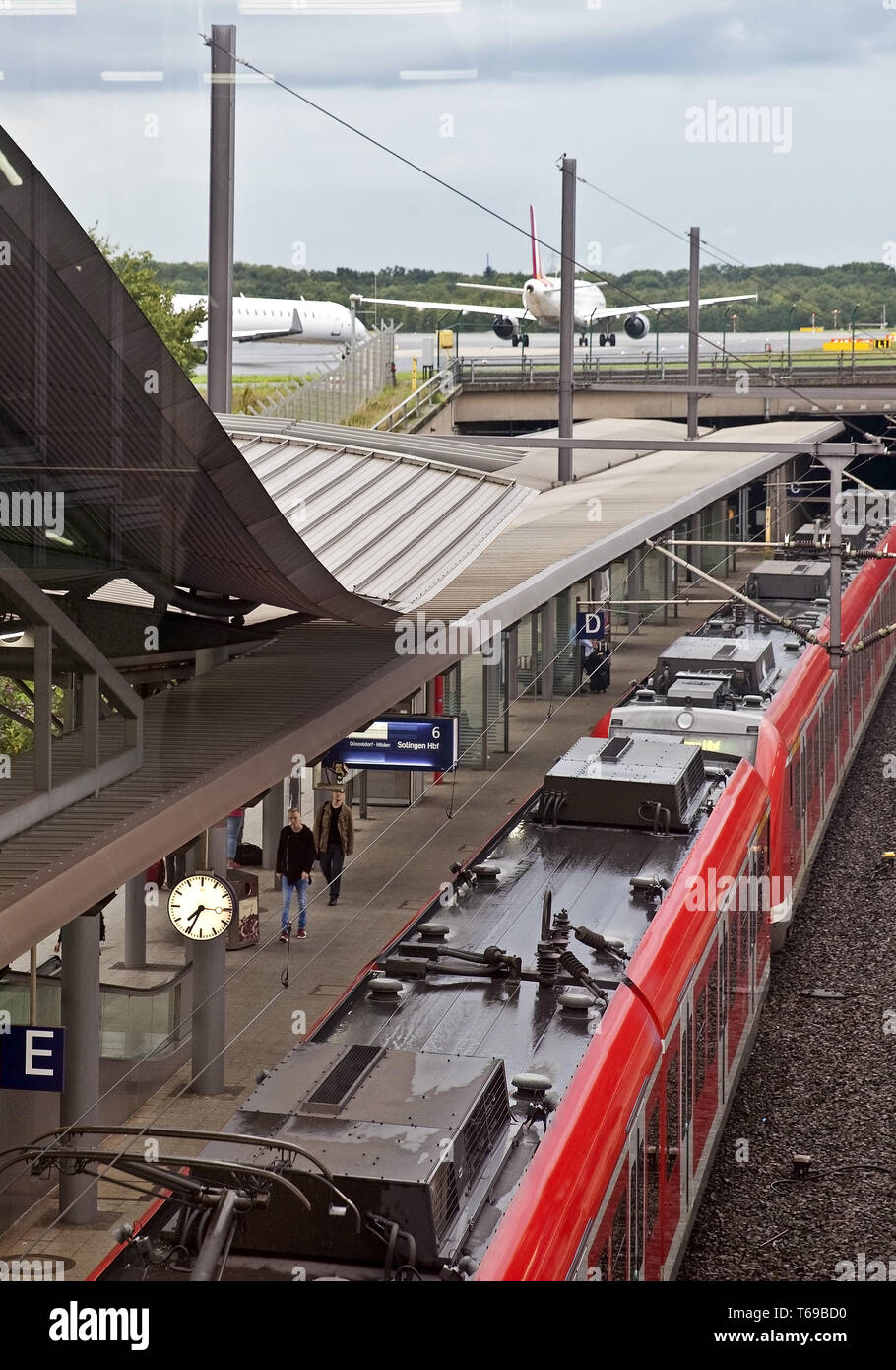 Stazione ferroviaria con l'aeroporto di Duesseldorf, Renania settentrionale-Vestfalia, Germania, Europa Foto Stock