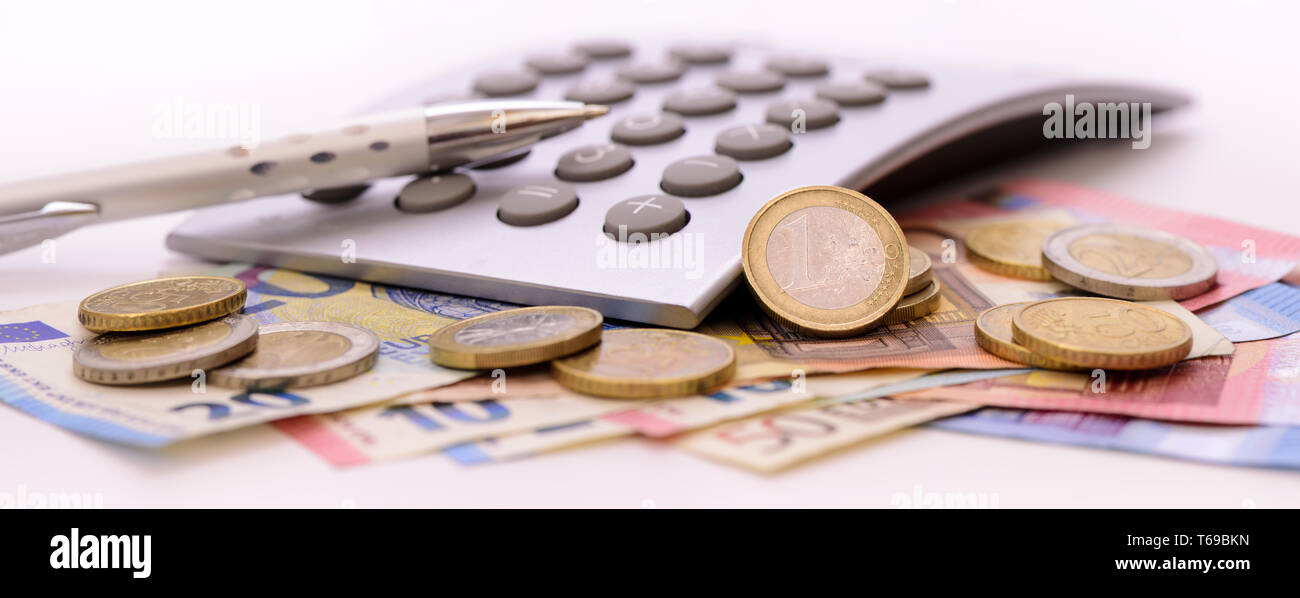 Gruppo di valuta euro le banconote con la calcolatrice Foto Stock