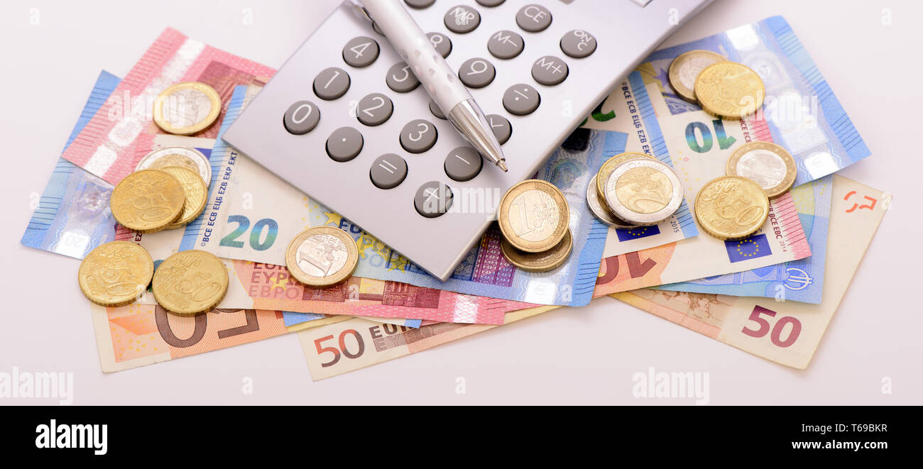 Gruppo di valuta euro le banconote con la calcolatrice Foto Stock