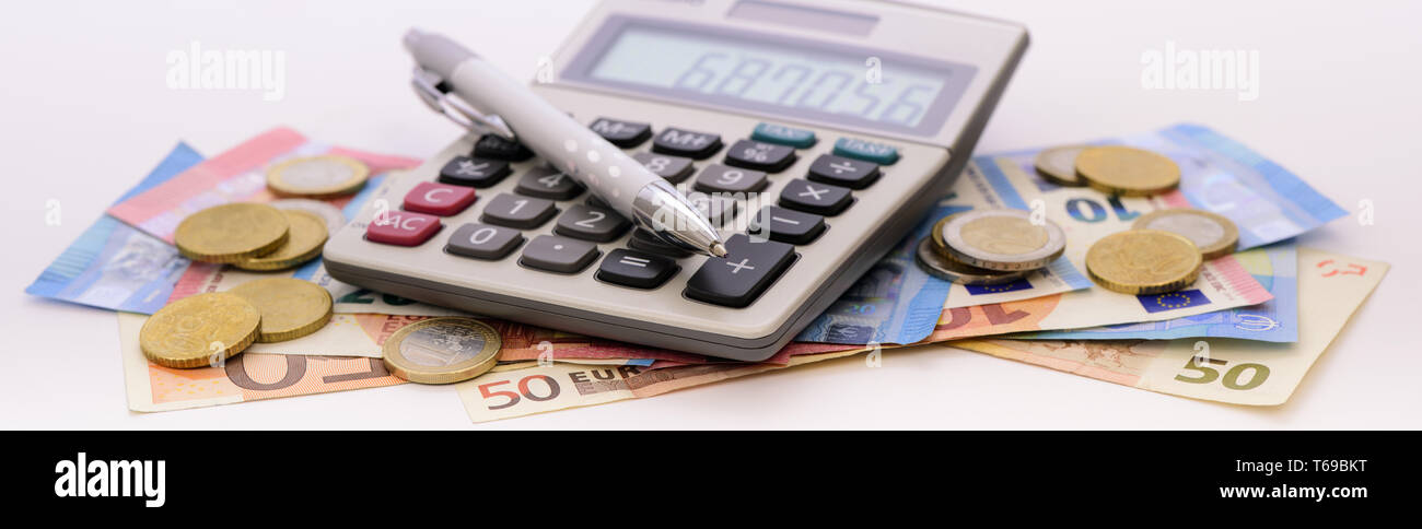 Gruppo di valuta euro le banconote con la calcolatrice Foto Stock