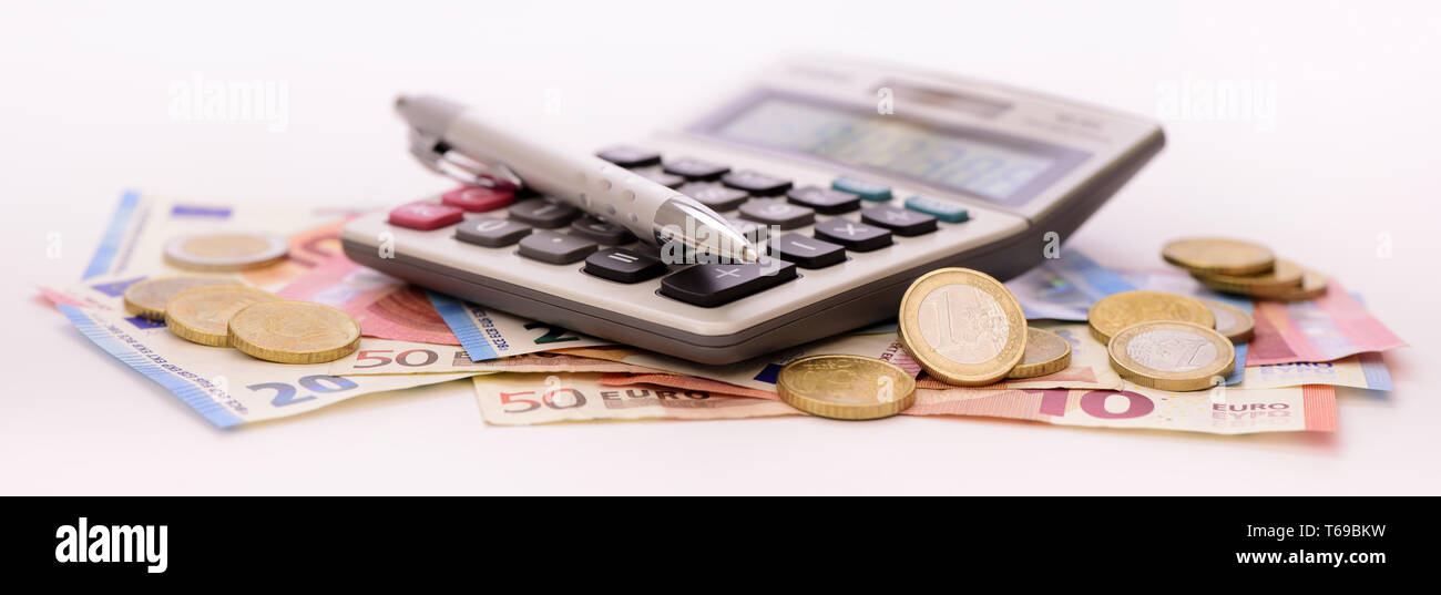 Gruppo di valuta euro le banconote con la calcolatrice Foto Stock