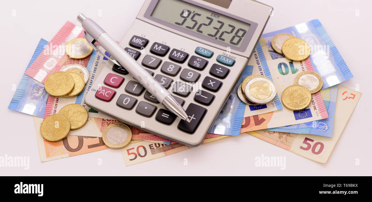 Gruppo di valuta euro le banconote con la calcolatrice Foto Stock