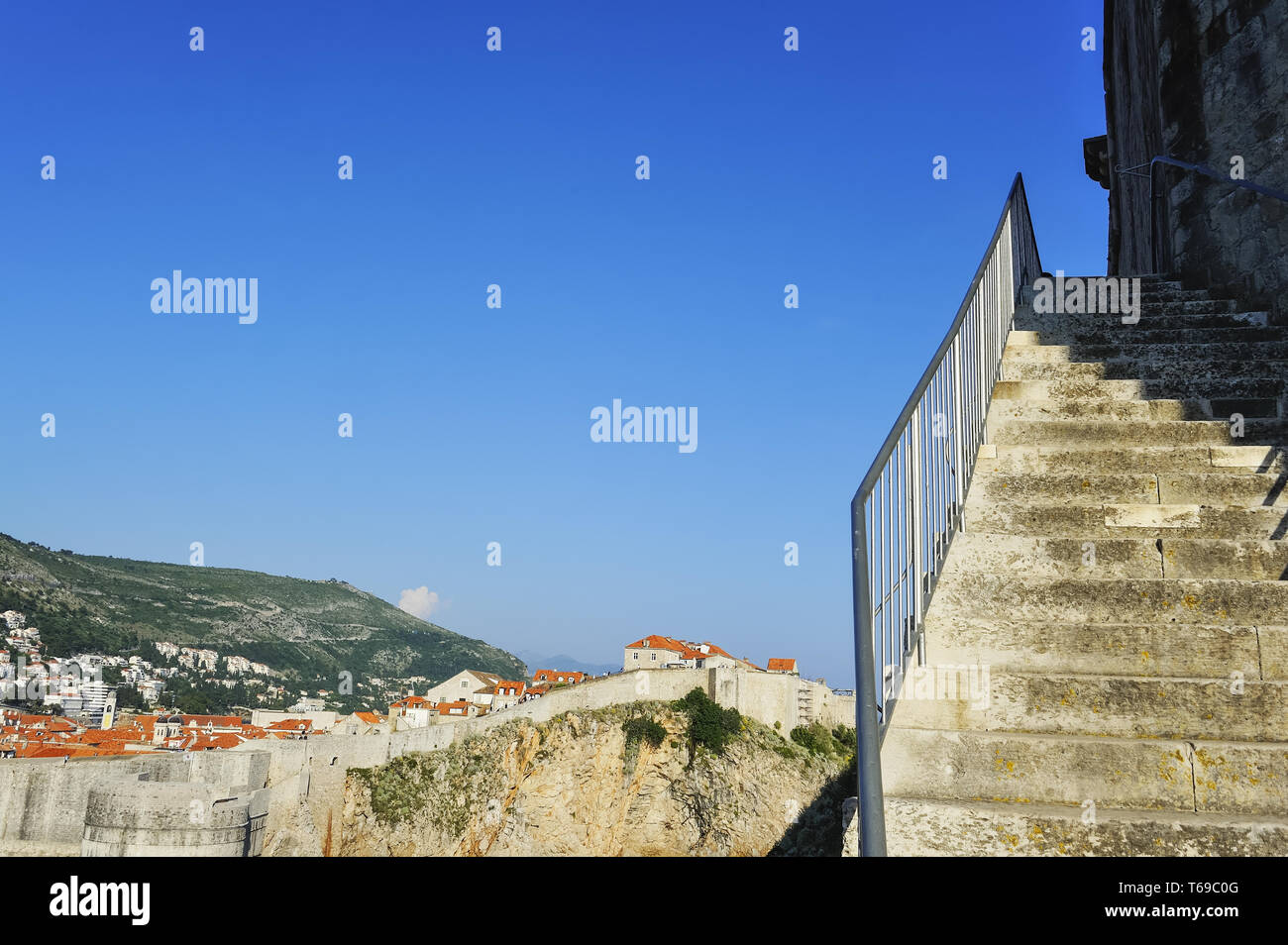 Sui Bastioni di Dubrovnik con fortezza Lovrijenac Foto Stock
