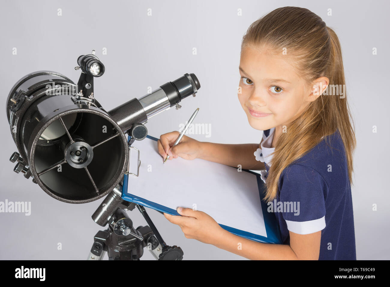 Giovane astronomo scrive i risultati di osservazioni nel documento Foto Stock