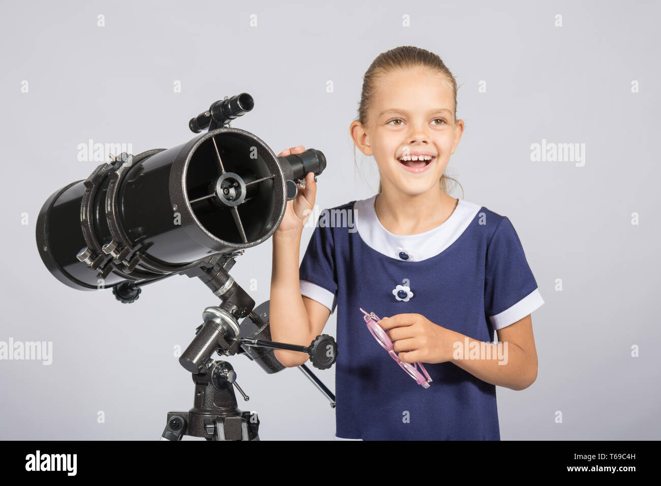 Il giovane astronomo felicemente in piedi sul cielo stellato Foto Stock