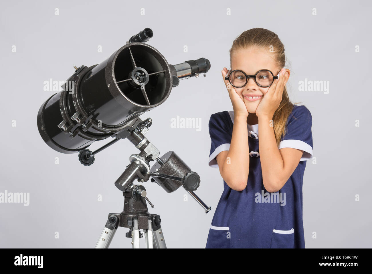 Il giovane astronomo occhiali buffi realizzata una faccia Foto Stock