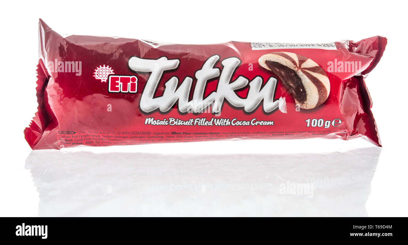 Winneconne, WI - 28 Aprile 2019: un pacchetto di eti mosaico tutku cookie vaniglia e cioccolato roteato con farcitura di crema al cacao isolato su un background Foto Stock