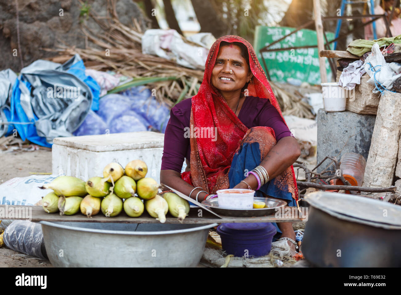 Closeup ritratto di donna indigena vendere verdure in strada del mercato di Diu, India Foto Stock