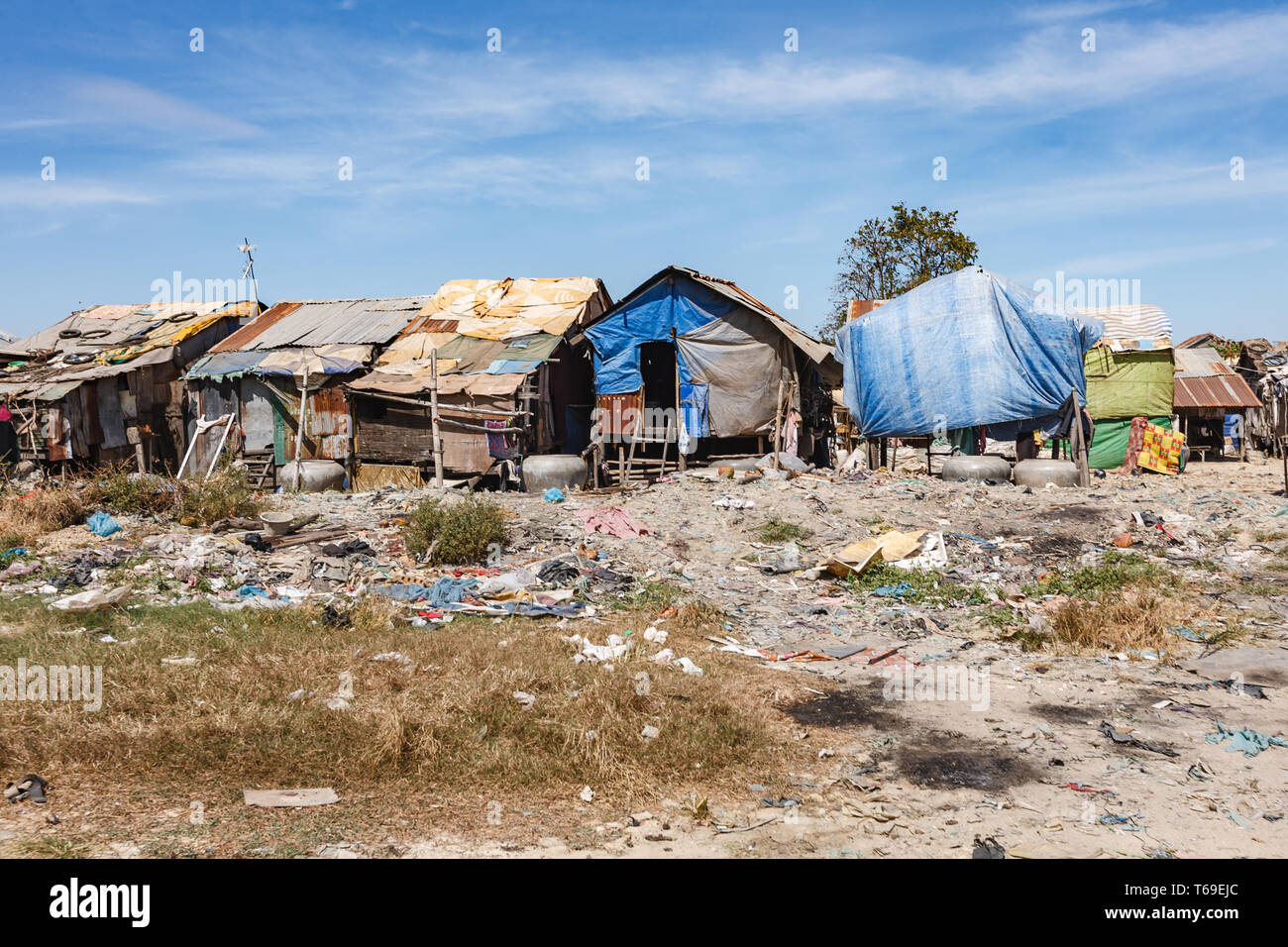 Vista del quartiere dove la gente il prelievo attraverso lo scarico per oggetti da vendere vivono in pungo Meanchey rifiuti urbani dump in Phnom Penh Cambogia Foto Stock