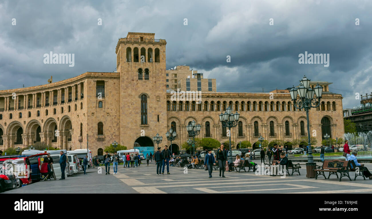 YEREVAN, Armenia - Aprile 17,2019:centro di Yerevan, Armenia.it Centro storico, ci sono sempre un sacco di turisti.La capitale e la città più grande da po Foto Stock