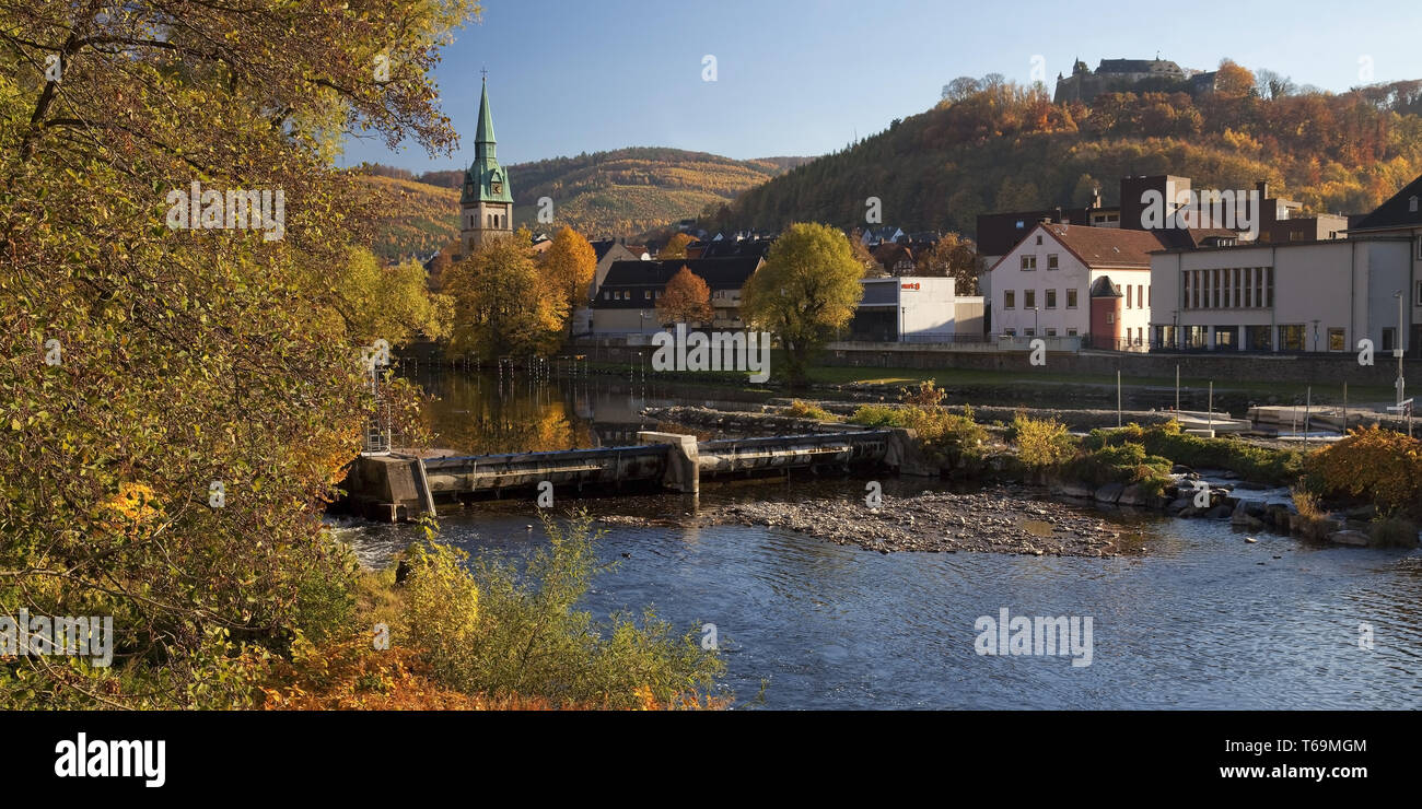 Vista sul Hohenlimburg con il fiume Lenne in collezione autunno, Hagen, Germania Foto Stock