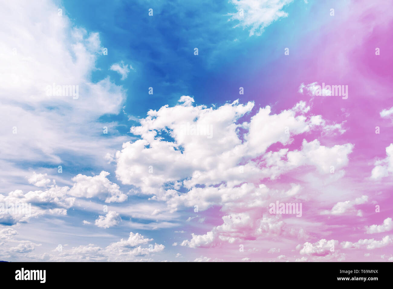 Molla di cielo blu con nuvole Foto Stock