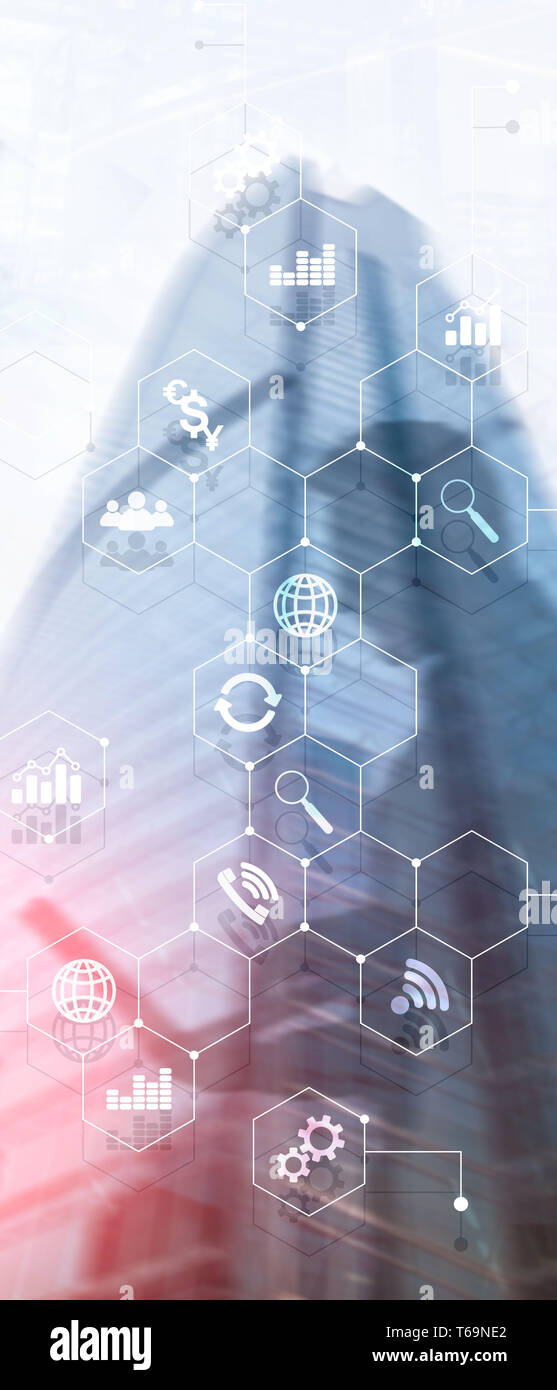 Panorama verticale Banner. La doppia esposizione dei supporti misti. Gli schemi e le icone sulla schermata di ologramma. La gente di affari e moderna città sullo sfondo Foto Stock