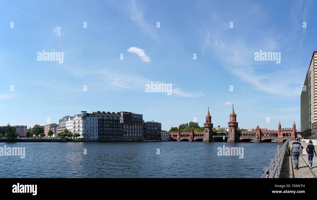 Il fiume Sprea a Berlino e il Ponte Oberbaum Foto Stock