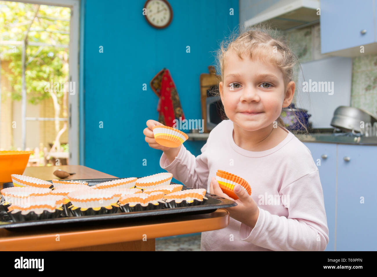 Cinque anni di ragazza giace su teglie tortini di Pasqua Foto Stock