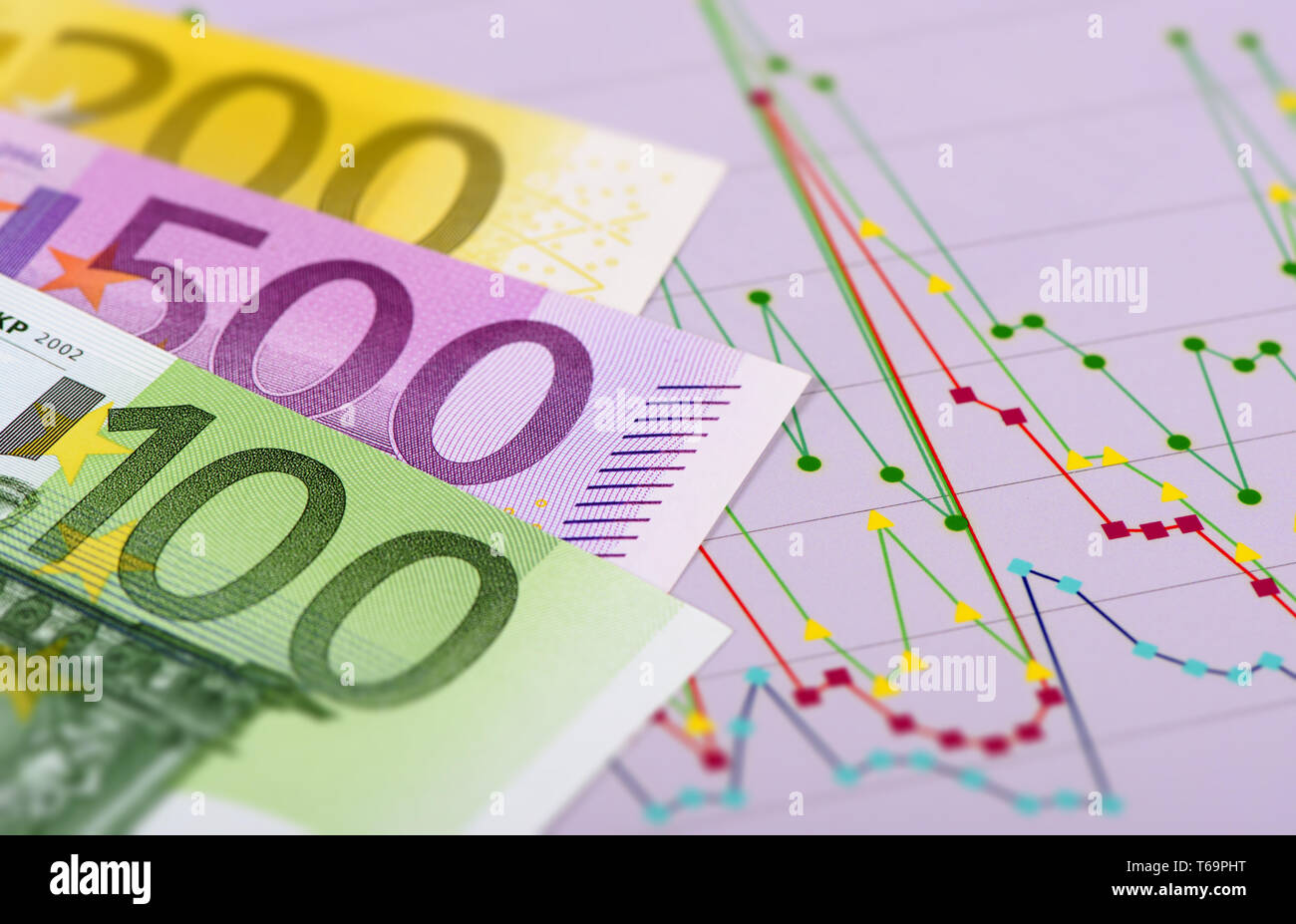 Finanza, grafico e la borsa con le banconote in euro Foto Stock