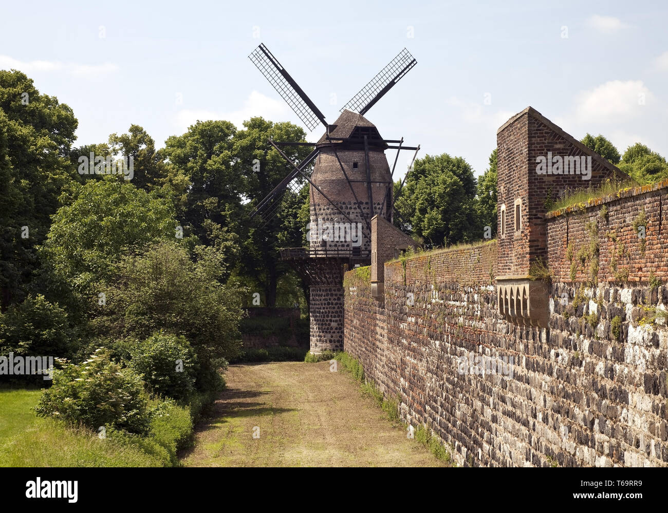 Il mulino a vento di Zons, smock mill, Dormagen, Basso Reno, Renania settentrionale-Vestfalia, Germania, Europa Foto Stock