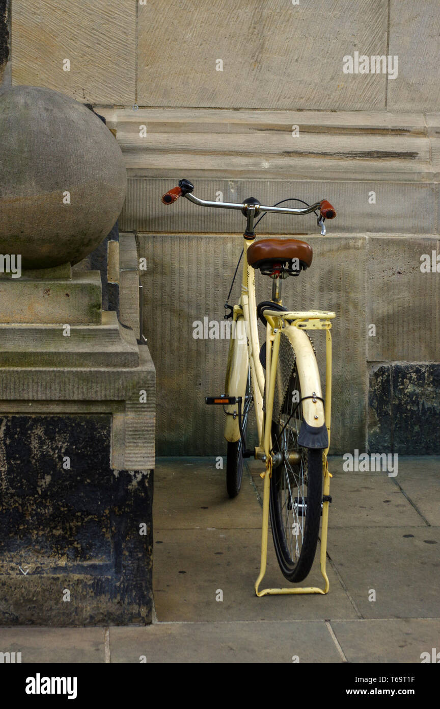 Vecchio giallo bicicletta. il sedile in pelle con ammortizzatori e ruota Foto Stock