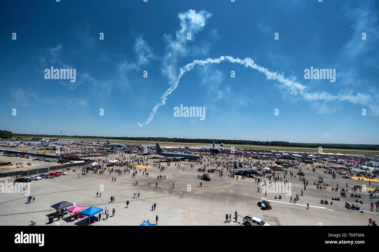Kevin Coleman esibizioni presso le ali su Wayne Air Show, 27 aprile 2019, presso Seymour Johnson Air Force Base in North Carolina. Coleman era uno dei 14 esibizioni aeree durante la libera, due giorni air show aperto al pubblico in generale. (U.S. Air Force foto di Tech. Sgt. David W. Carbajal) Foto Stock
