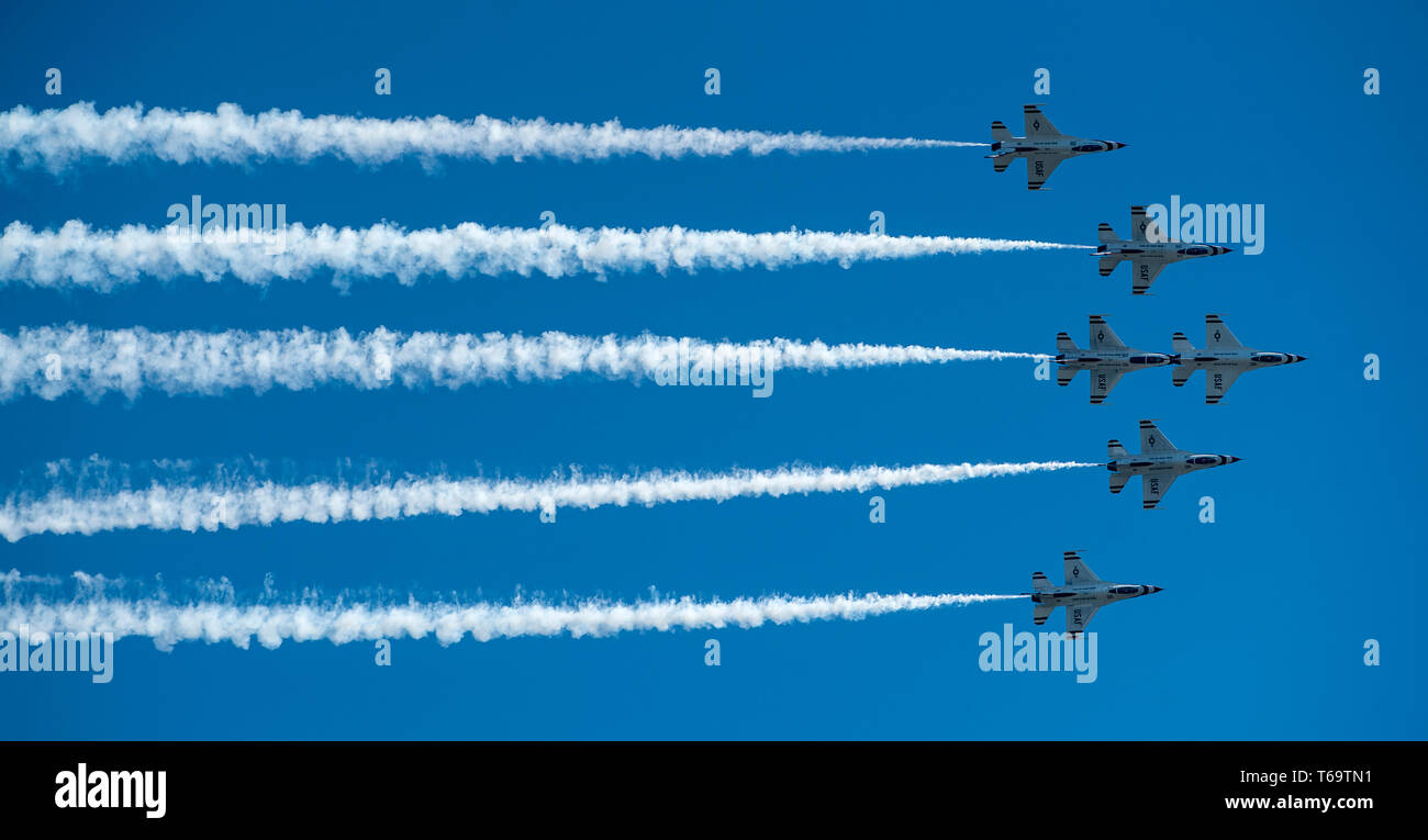 Gli Stati Uniti Air Force Thunderbirds eseguire un sei-ship visualizza centro passare durante le ali su Wayne Air Show, 28 aprile 2019, presso Seymour Johnson Air Force Base in North Carolina. Dal momento che il team della creazione, 325 agenti hanno indossato il Thunderbird tuta di volo. (U.S. Air Force foto di Tech. Sgt. David W. Carbajal) Foto Stock