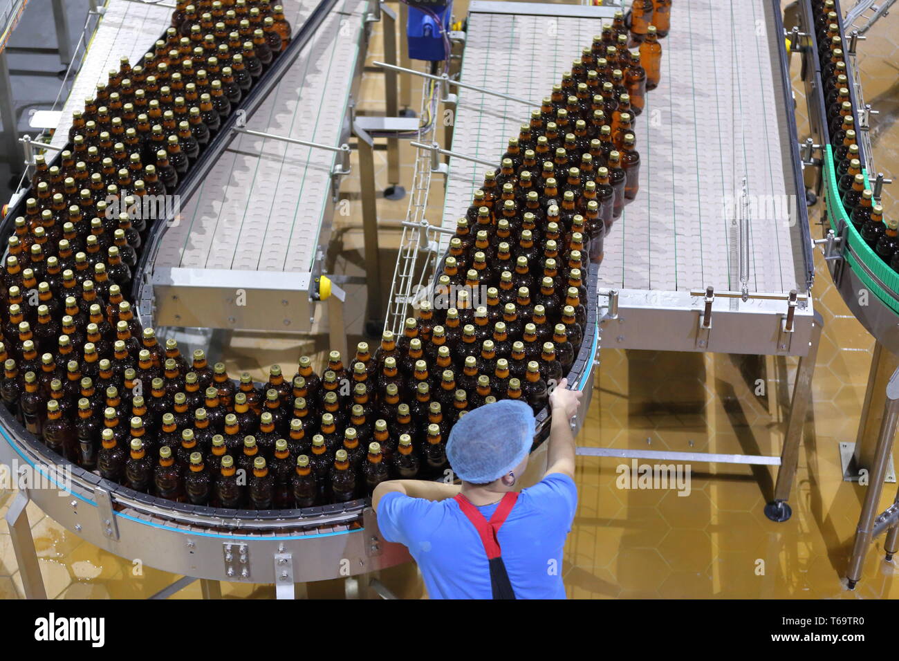 Specialista nella fabbricazione della birra di controllo qualità Foto Stock