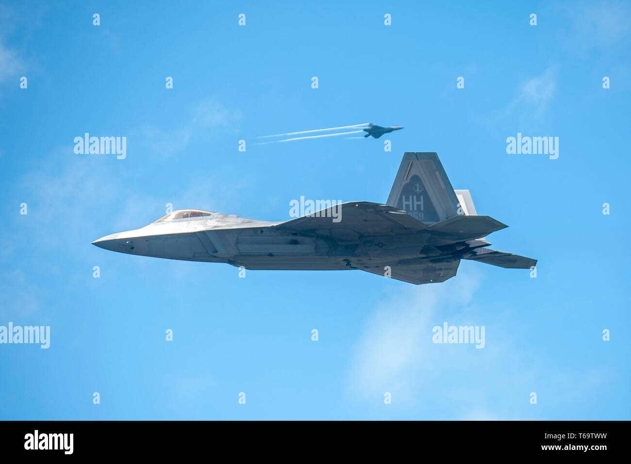 Hawaii Air National Guard F-22 rapaci dal giunto di base Harbor-Hickam perla, HI pratica approcci bassa 25 Aprile 2019 presso l'Aeroporto Internazionale di Palau, Repubblica di Palau. La quinta generazione di aerei da combattimento sbarcati in Palau per la prima volta come parte di organi elastici di tifone, un Pacific Air forze di dispersione di aeromobili esercizio. "Hawaiian Raptors' sono compresi di aviatori di Hawaii Air National Guard's 154ala e la loro attiva-dovere omologhi del xv ala. (U.S. Air National Guard foto di Senior Airman Giovanni Linzmeier) Foto Stock