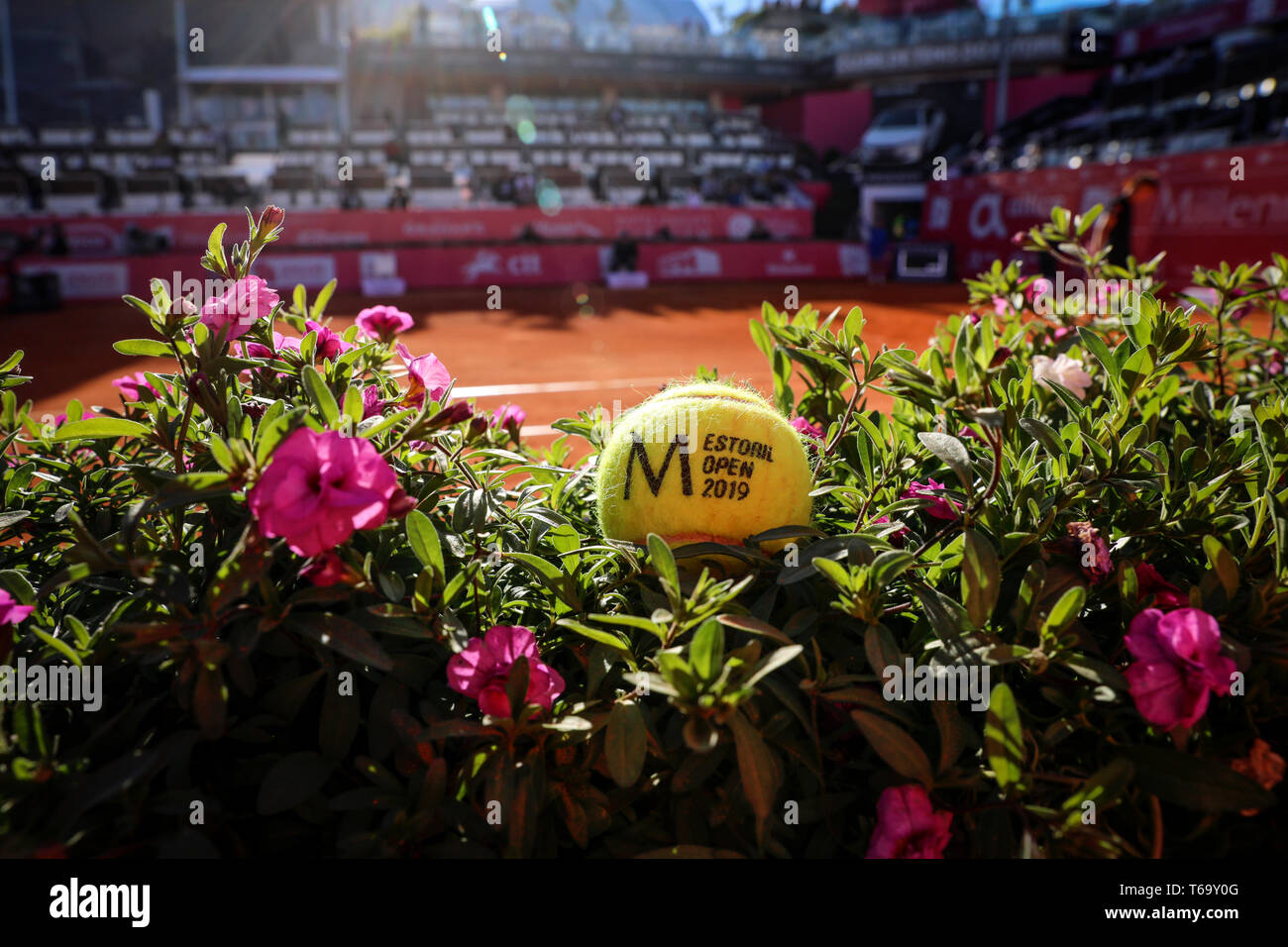 Palla da tennis visto durante il giorno 3 del millennio Estoril Open 2019 a Estoril, Portogallo. Foto Stock