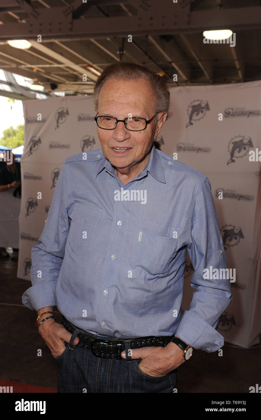 MIAMI - 06 dicembre: Larry King assiste i delfini di Miami Vs New England Patriots gioco a Landshark Stadium su dicembre 06, 2009 a Miami Beach, in Florida. Persone: Larry King Foto Stock