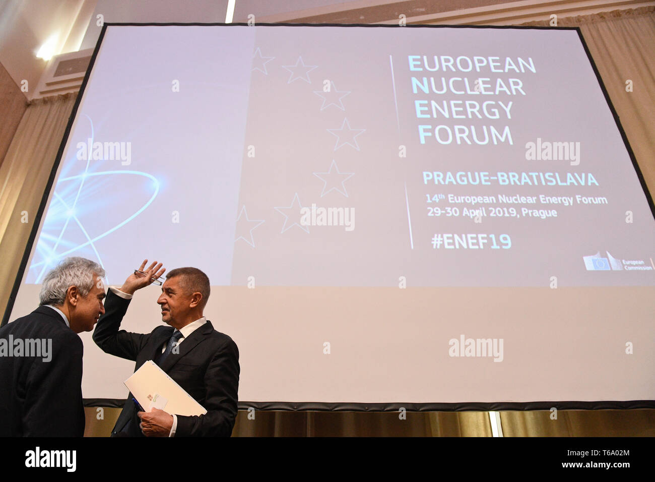 Praga, Repubblica Ceca. 30 apr, 2019. Primo ministro ceco Andrej Babis (destra) colloqui con il direttore esecutivo dell'Agenzia internazionale dell'energia (AIE) Fatih Birol durante il nucleare europeo Forum (ENEF), il 30 aprile 2019, a Praga, Repubblica Ceca. Credito: Michal Kamaryt/CTK foto/Alamy Live News Foto Stock