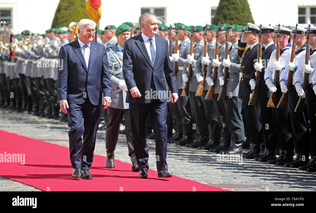 Berlino, Germania. 30 apr, 2019. Il Presidente federale Frank-Walter Steinmeier (l) riceve il Presidente slovacco Andrej Kiska con gli onori militari nella parte anteriore del castello di Bellevue. Credito: Wolfgang Kumm/dpa/Alamy Live News Foto Stock