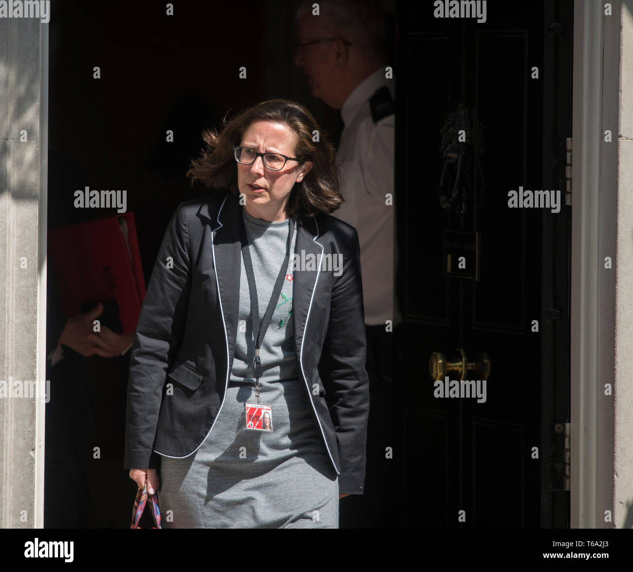 A Downing Street, Londra, Regno Unito. Il 30 aprile 2019. La baronessa Evans, leader della House of Lords lascia Downing Street dopo settimanale di riunione del gabinetto. Credito: Malcolm Park/Alamy Live News. Foto Stock